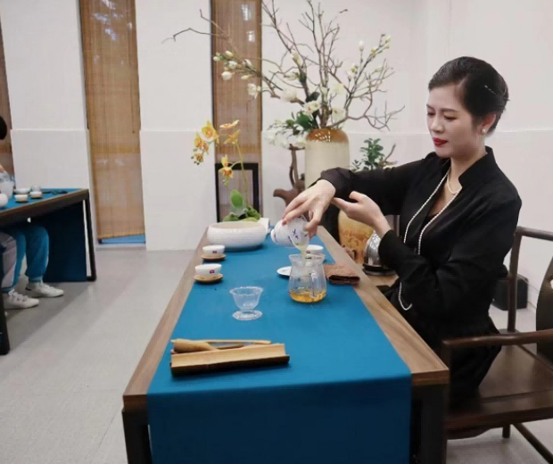 梁楸蓉:海南中學(xué)100周年校慶籌備課《師生茶藝禮儀》取得圓滿成功